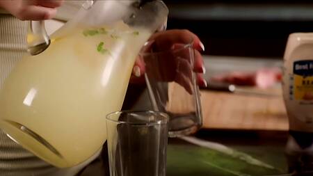 Белокурая милфа угощает черного садовника лимонадом и дает ему в очко