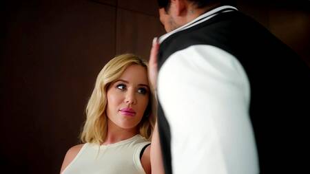 Белокурая милфа угощает черного садовника лимонадом и дает ему в очко