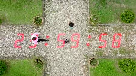 Красивая азиатка присоединяется к паре и занимается сексом втроем