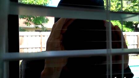 Курьер помешал милфе дрочить и страстно её выебал