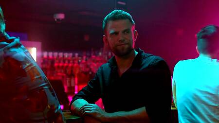 Продюсер в отеле трахается с азиатской моделью