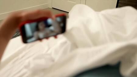 Неопытный пацан наслаждается бритой пиздой сочной мачехи