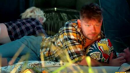 Рыжая телка пошла в поход и отдалась в очко парню подруги