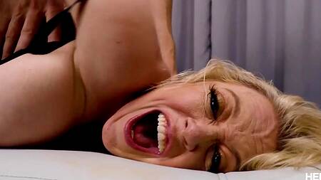 Сочная мамаша Dee Williams любит жесткий анал