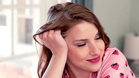 Парень после утреннего душа трахает милую блондинку