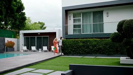 Сотрудница ебет к чернокожему босу, чтобы трахнуться с ним