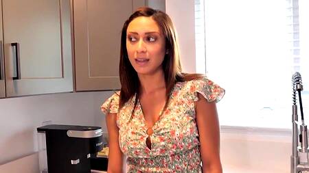 Парень заглядывает под платье мачехи и жарко её трахает