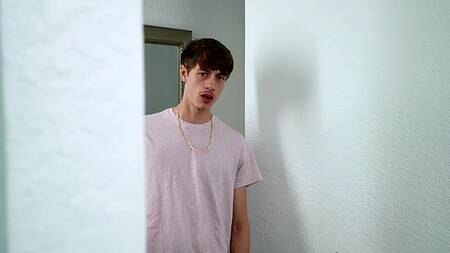 Раскрепощенная сестра вываливает сиськи у бассейна и отдается брату