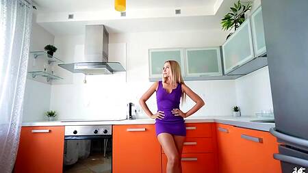 Парень готов выебать привлекательную девушку друга