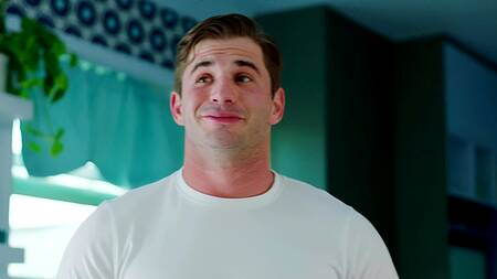 Милфа задирает юбку и соблазняет сантехника на секс