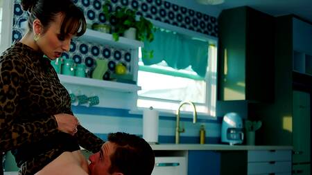 Милфа задирает юбку и соблазняет сантехника на секс