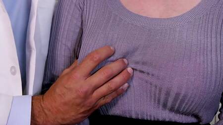 Доктор за ширмой трахает сочную милфу пока муж не видит