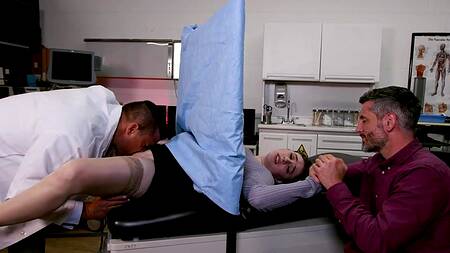 Доктор за ширмой трахает сочную милфу пока муж не видит