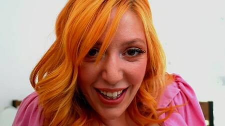 Рыжая мамочка раскладывает вещи и ебется с пасынком