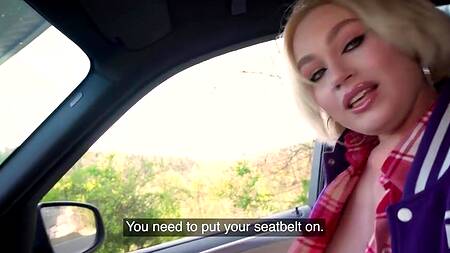 Благодарная студентка страстно трахается с парнем в машине