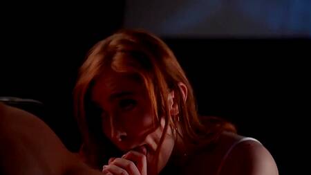 Рыжая красотка хочет секса вместо просмотра фильма