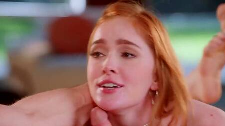 Рыжая красотка хочет секса вместо просмотра фильма