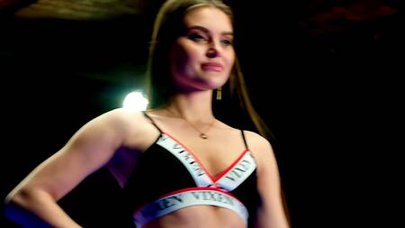 Красивую модель ждет успех после ебли с двумя продюсерами