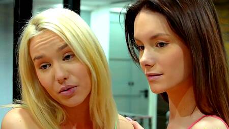 Две сводные сестры идут соблазнять брата на секс