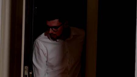 Скромник застает телку за анальной дрочкой и трахает её