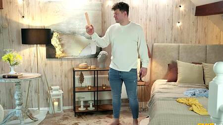 Парень превращается в дилдо и трахает татуированную блондинку