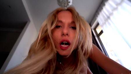 Грубо трахает красотку и поливает её лицо спермой