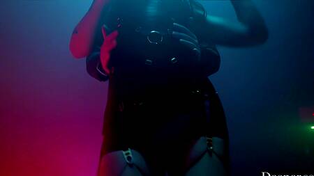 Связывает красотку и страстно жарит её в попку, грубо доминируя