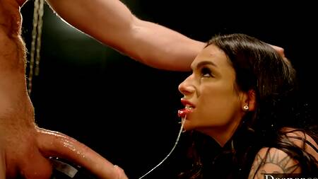 Связывает красотку и страстно жарит её в попку, грубо доминируя