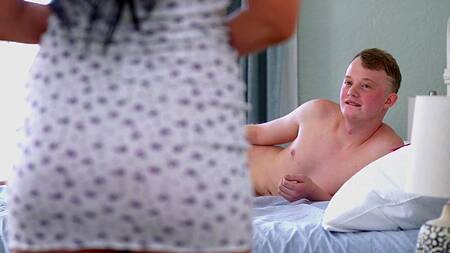 Пасынок показывает стоячий член и возбуждает мачеху