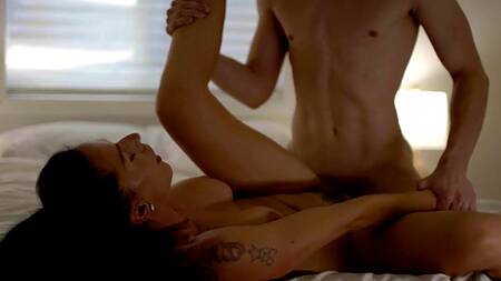 Пасынок приезжает с колледжа и страстно трахает мачеху