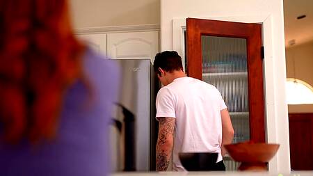 Рыжая сестра разрешает брату спать вместе с ней и ебать её