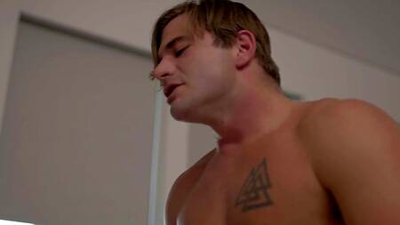 Рыжая мачеха не устояла перед накачанным торсом пасынка