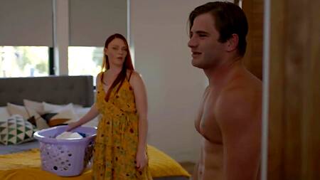 Рыжая мачеха не устояла перед накачанным торсом пасынка