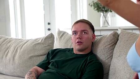 Красивая милфа трахается с новым ухажером и его сыном