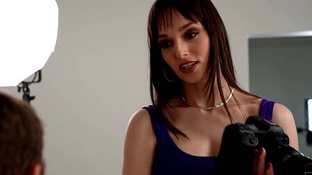 Красотка Lexi Luna работает фотографом и ебется с клиентом