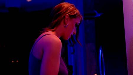 Рыжая проститутка любит деньги и свою работу