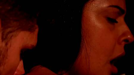 Пошел попить воды и трахнул ночью мать девушки