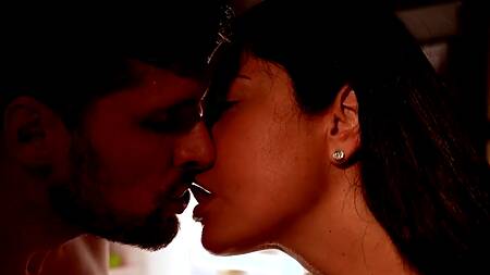 Пошел попить воды и трахнул ночью мать девушки