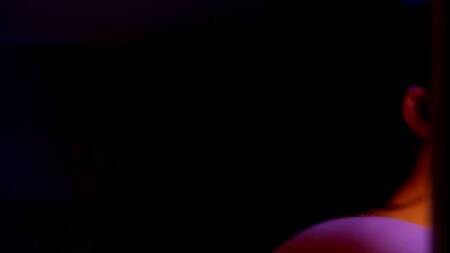 Проститутка надевает бельё и ублажает клиента