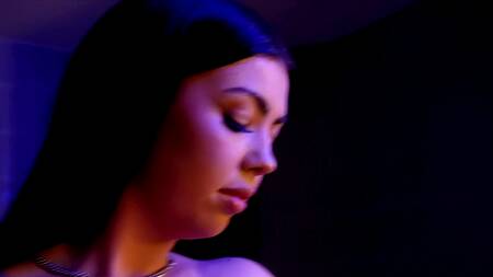 Проститутка надевает бельё и ублажает клиента