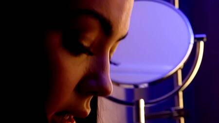 Проститутка надевает бельё и ублажает клиента