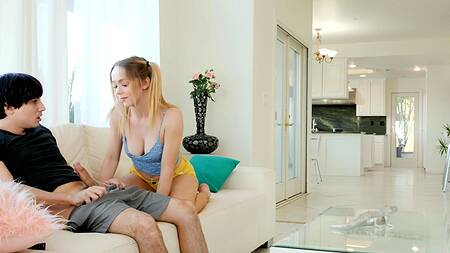 Милая сестра с хвостиками ебется с братом в душе