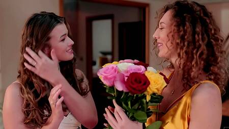 Полиаморные отношения - парень в очках трахает двух красавиц