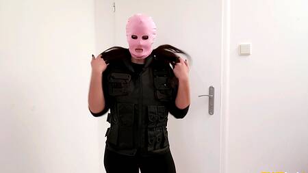 Преступница проникает в дом и жарко ебется с парнем