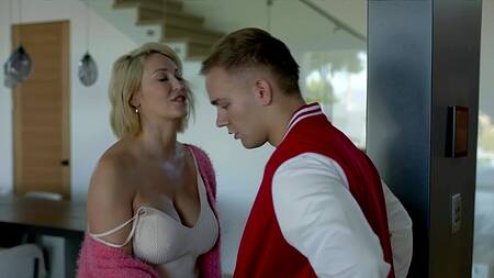 Страстной мачехе Ryan Keely удается насладиться членом пасынка