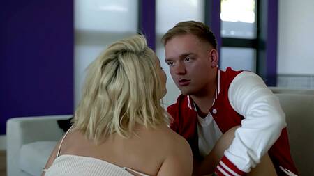 Страстной мачехе Ryan Keely удается насладиться членом пасынка