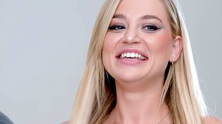 Красивая модель трахается в студии во время фотосессии