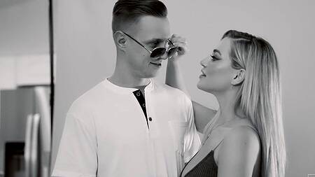 Красивая модель трахается в студии во время фотосессии