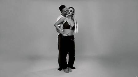 Красивая модель трахается в студии во время фотосессии