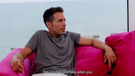 Красивая мулатка на отдыхе хочет ебаться в попку